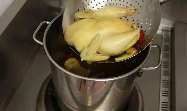 30年大厨教做正宗秘制椒麻鸡，煮鸡，浸冷水、刷熟油最为关键，拿来就可以开店的技术！