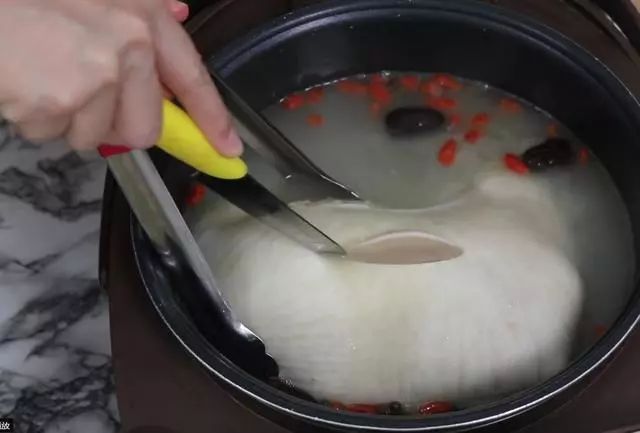 广东名菜猪肚煲鸡家常做法：从猪肚清洗到配料，详细做法全告诉你！