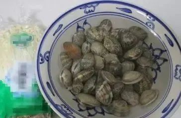 好吃到爆炸的蒜蓉蛤蜊金针菇，教你秘制做法，一大盆都能吃完！
