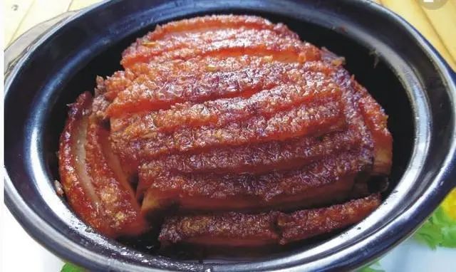 56岁老厨师说做虎皮扣肉很简单，只要一招，保证表面焦黄，瘦肉酥烂而不柴，肉烂又不腻！