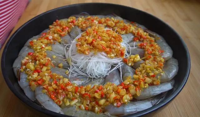 蒜蓉粉丝蒸大虾做的好不好吃？虾的处理是关键，10分钟就能出锅，鲜香味美！