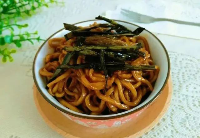 大厨亲自示范｜一碗正宗的老上海葱油面是怎样做出来的？看看味道正不正？