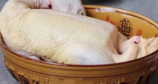 家庭版脆皮烤鸭的做法，只要一口锅就能做出外焦里嫩，肥而不腻的烤鸭！