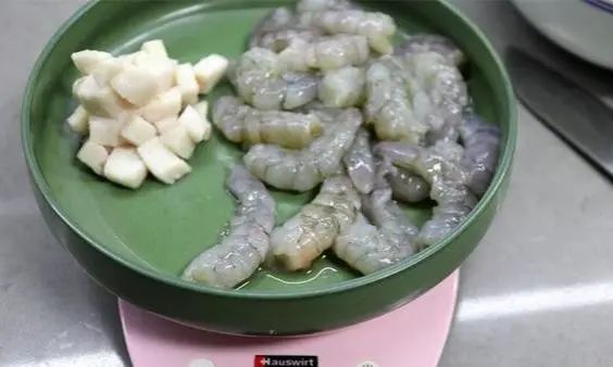 虾丸+菠菜，它俩都是“钙中之王”，做成汤好喝不油腻，虾丸Q弹爽口，汤汁爽口！