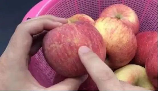 苹果是“片红”还是“线条红”好吃？记住这4点，买的苹果又脆又甜！