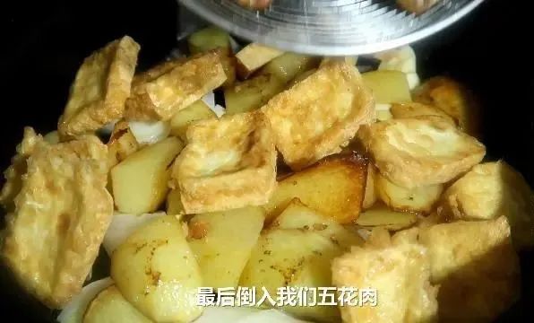 五花肉焖豆腐，比红烧肉好吃多了，配料简单味道足，一大盘不够吃！