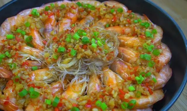 蒜蓉粉丝蒸大虾做的好不好吃？虾的处理是关键，10分钟就能出锅，鲜香味美！