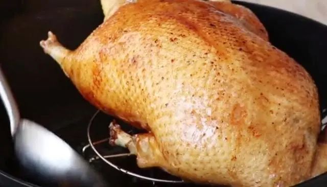 家庭版脆皮烤鸭的做法，只要一口锅就能做出外焦里嫩，肥而不腻的烤鸭！
