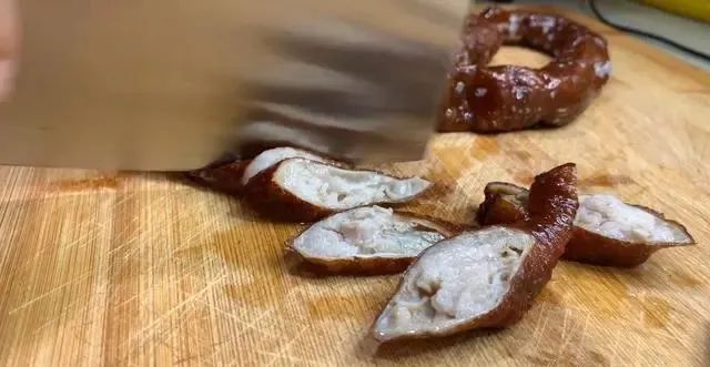 广东脆皮猪大肠的家常做法！酥脆鲜香，越嚼越带劲！