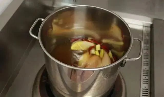 30年大厨教做正宗秘制椒麻鸡，煮鸡，浸冷水、刷熟油最为关键，拿来就可以开店的技术！