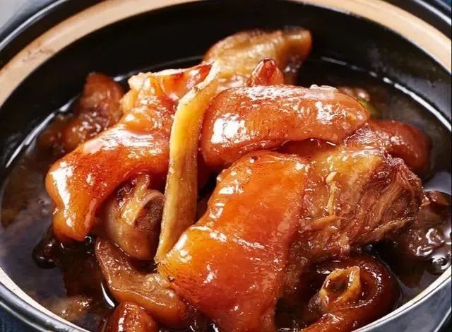 广东传统名菜“猪脚姜”，汤汁香甜浓郁，猪脚软糯，女人常吃活血暖身还驱寒，男人常吃壮阳气！