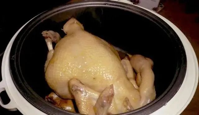 这才是白斩鸡的正确做法，记住这2点就能做出正宗广东白切鸡，鲜嫩无比，看着就流口水！
