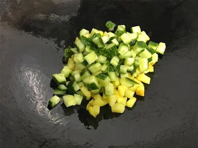 土豆+黄瓜，这两种素菜一起炒，清脆爽口，开胃又下饭，比红烧肉还好吃！