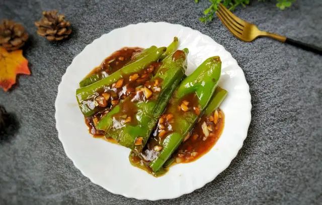 虎皮青椒的家常做法，不用一滴油，鲜辣味足，开胃下饭，比大鱼大肉还好吃！