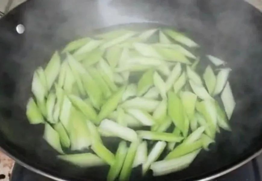 鱿鱼炒芹菜才是最好吃的做法，清脆爽口，营养美味，好吃到停不下来！