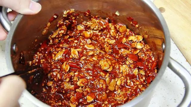 30年老师傅教做豆瓣酱的家常做法，配方很详细，鲜红油润，味道比卖的更纯正！