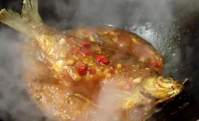 这才是红烧鱼的正确做法，大厨教你一招，鱼肉鲜嫩不腥，香气十足，汤汁泡饭很过瘾！