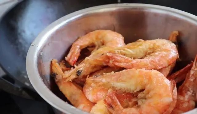 26年经验大厨教做椒盐大虾，取虾线特简单，香酥脆口，肉质鲜嫩美味！