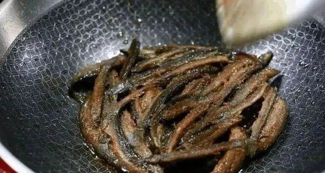 这是泥鳅最鲜嫩最好吃的做法，多加1块豆腐，营养味美，汤鲜不带一点泥腥味！