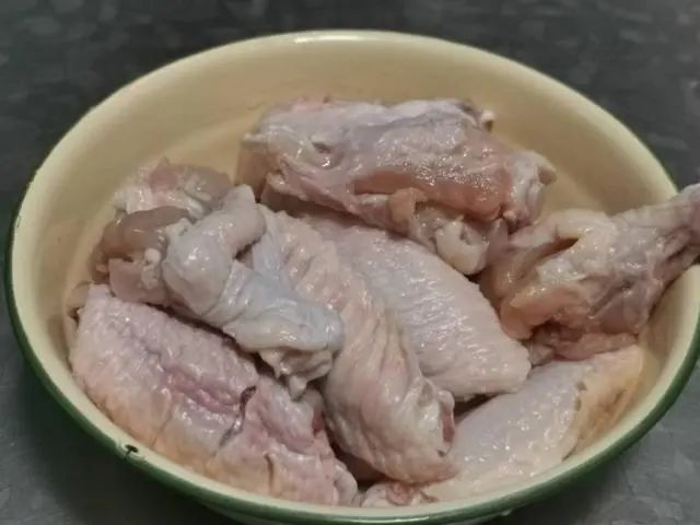 脆皮炸鸡在家就能做，用这个方法做比肯德基还香，肉嫩多汁，脆鳞片片，连吃5个不嫌多！