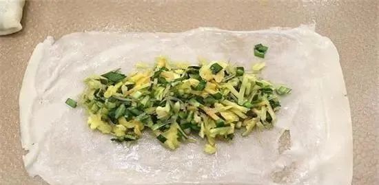 韭菜盒子最简单的做法，不用揉面，不破皮不露馅，薄皮大馅，外酥里鲜，真好吃！