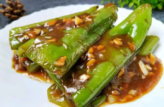 虎皮青椒的家常做法，不用一滴油，鲜辣味足，开胃下饭，比大鱼大肉还好吃！