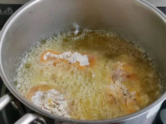 脆皮炸鸡在家就能做，用这个方法做比肯德基还香，肉嫩多汁，脆鳞片片，连吃5个不嫌多！