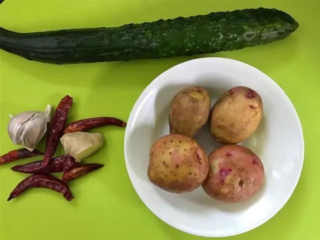 土豆+黄瓜，这两种素菜一起炒，清脆爽口，开胃又下饭，比红烧肉还好吃！