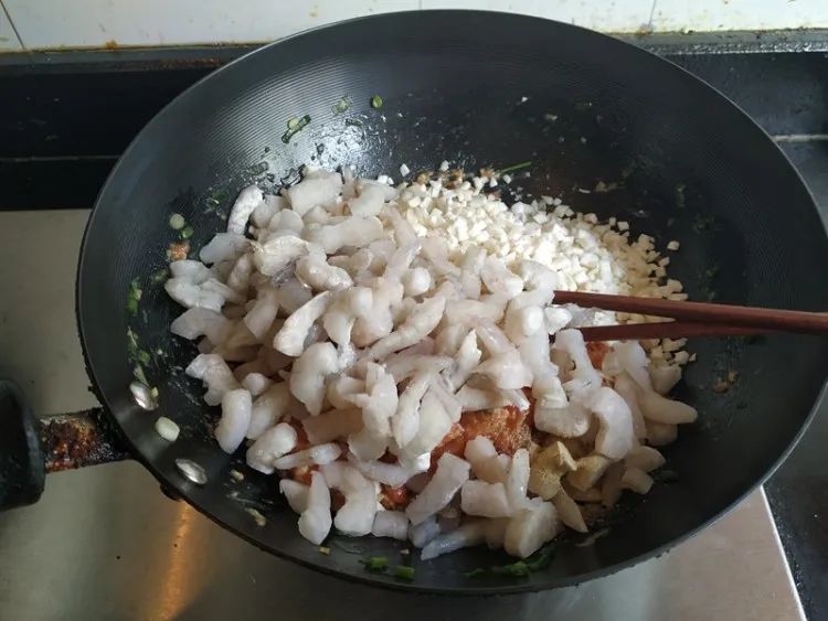 广东虾仁云吞面的正宗做法，1斤面粉半斤蛋，鲜嫩爽滑，一次2碗不过瘾！