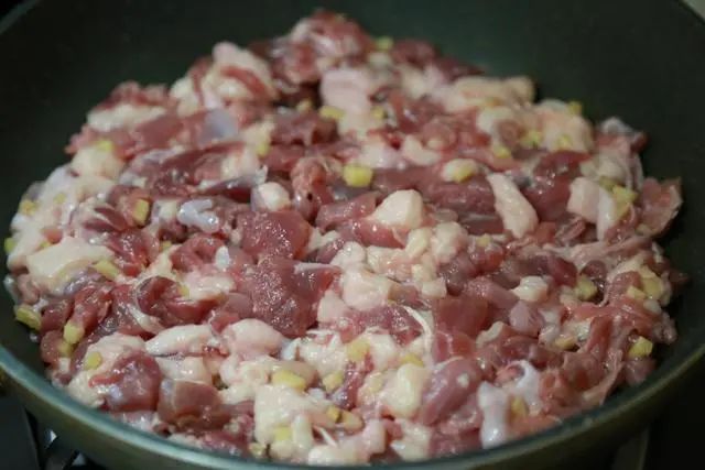 这才是鸭肉最下饭的做法<干煸鸭肉>，香辣开胃，入味滑嫩，没有一点腥味！