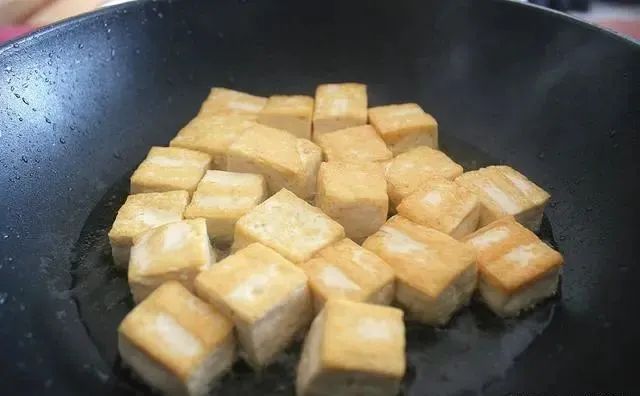 豆腐焖鱼煲，鱼香肉嫩，豆腐入味爽滑，吃着真解馋，低脂肪低热量！