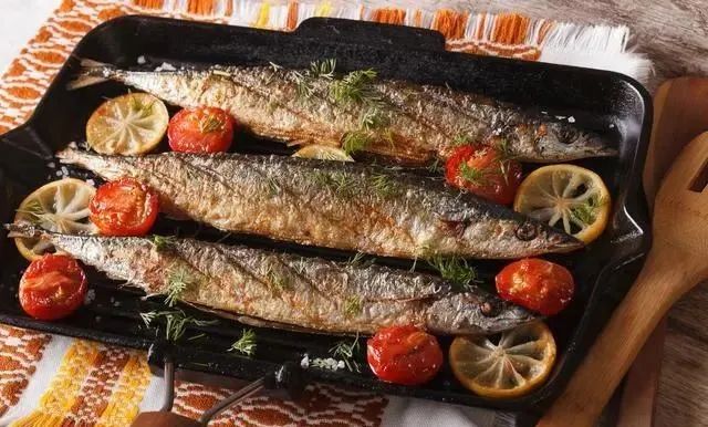 蒸鱼、煎钱、红烧鱼、酸菜鱼、剁椒鱼头，鱼的6种做法，好吃又营养，上桌就光盘！