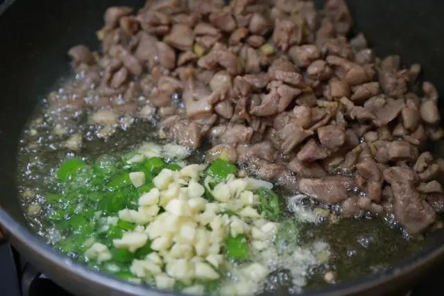 这才是鸭肉最下饭的做法<干煸鸭肉>，香辣开胃，入味滑嫩，没有一点腥味！