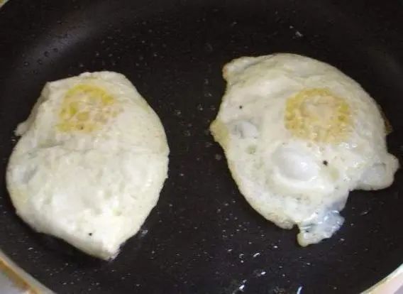 荷包蛋总是煎不好？鸡蛋下锅时候就错了，煎荷包蛋的正确方法，鲜香圆嫩不粘锅！