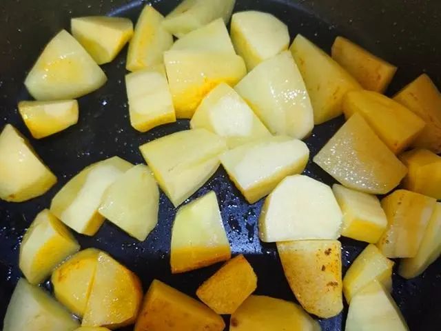 这才是土豆炖排骨的正确做法，荤素搭配，入口酥烂，满嘴留香！