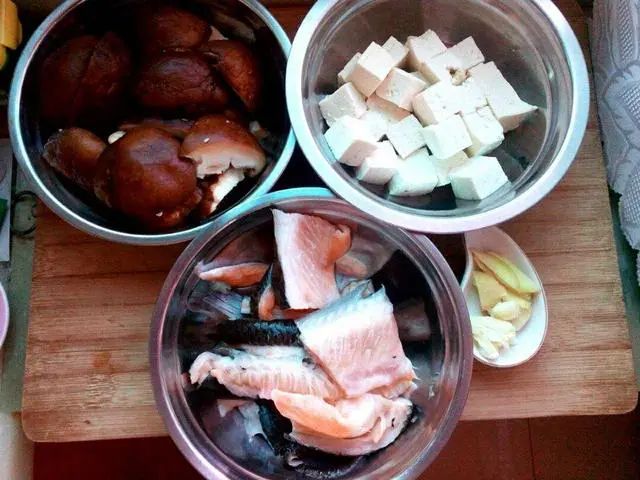 广东人最受吃的豆腐炖鱼，鱼肉细嫩无腥味，吃到汤汁也不剩！