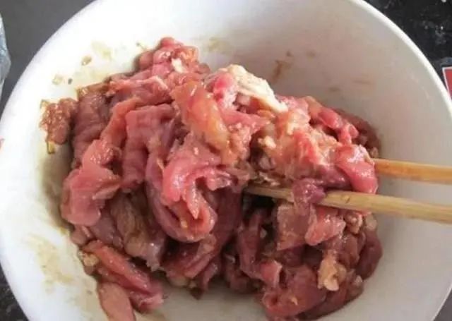 不管炒啥肉，肉片都不要用淀粉腌制，学会这3个方法，炒好的肉片嫩滑又入味！