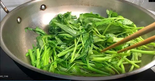 广东人最爱的“腐乳空心菜”，简单快手，鲜嫩翠绿不变色，8分钟就出锅！