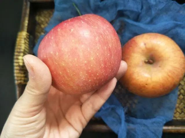 买苹果，不是越红越好，记住这3个小方法，挑选的苹果又甜又好吃！