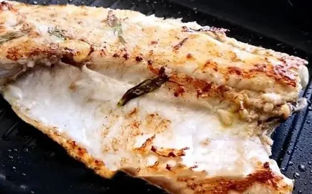 这才是烤鱼最好吃的做法，配方和做法都很详细，焦香鲜嫩无腥味，吃着特过瘾！