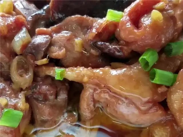广东名菜<南乳蒸鸡>，不放油和盐，鲜滑惹味又下饭，清爽还不油腻！