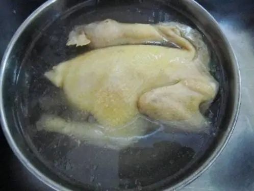 这才是白斩鸡的正确做法，煮鸡是关键，记住这3个技巧，鲜嫩爽滑！