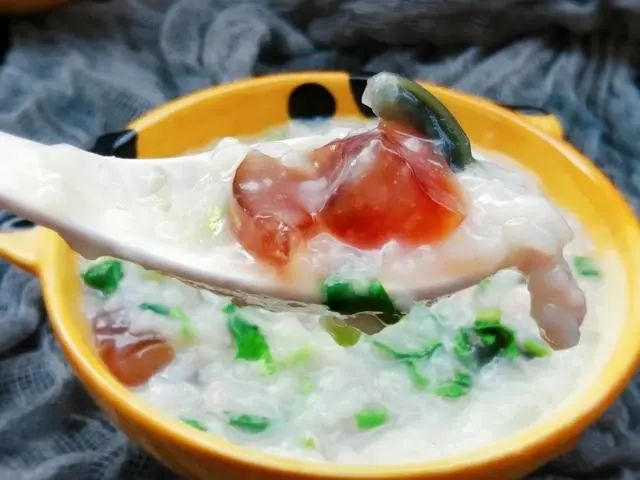 广东著名小吃<皮蛋瘦肉粥>，用了10多年的传统方法，一招去除皮蛋腥味，味道香浓，口感滑嫩！