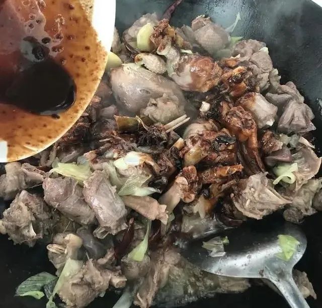 最硬的一道东北名菜<铁锅炖大鹅>，鹅肉软烂入味香气四溢，汤鲜肉靓，8斤不够吃，过瘾！
