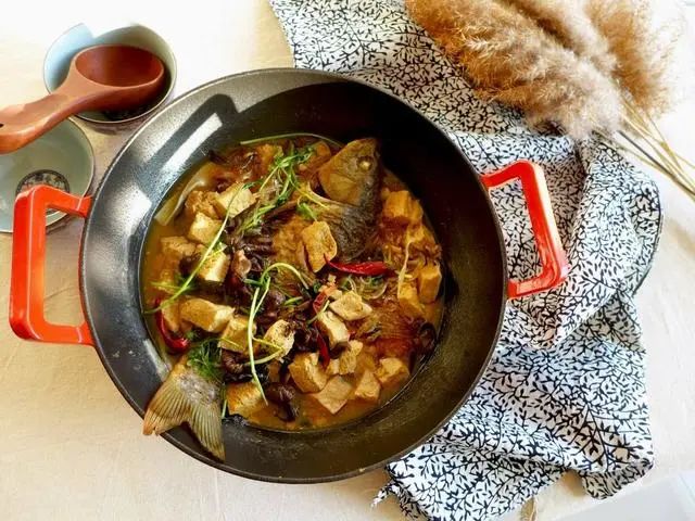 广东人最受吃的豆腐炖鱼，鱼肉细嫩无腥味，吃到汤汁也不剩！