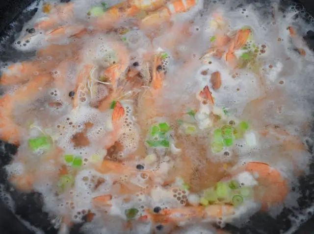 做水煮虾，用冷水还是热水煮？这1步做错，虾肉又老又柴，还有腥味！