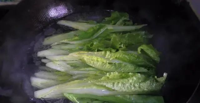 粤菜大厨教你油麦菜最好吃的做法<豆豉鲮鱼油麦菜>，颜色翠绿，口感爽脆！