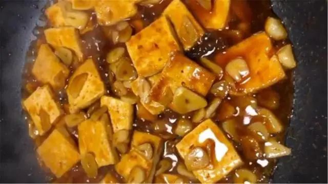 这是家常版煎豆腐最好吃的做法，料汁鲜浓，香葱煎豆腐，软嫩可口不油腻！