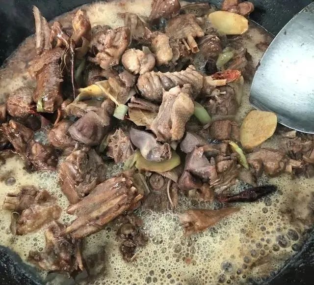 最硬的一道东北名菜<铁锅炖大鹅>，鹅肉软烂入味香气四溢，汤鲜肉靓，8斤不够吃，过瘾！