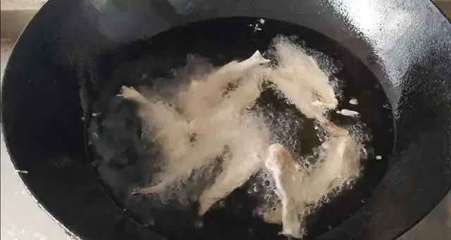 炸酥鱼怎么做才最好吃？裹“粉”比例是关键，香脆可口，骨头都能吃掉，还不腥！